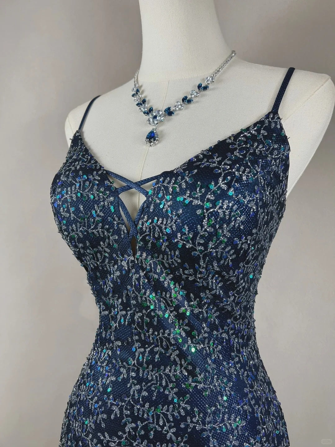 Blaues, florales, perlenbesetztes, kurzes Satin-Heimkehrkleid, Geburtstagskleid, NV4489