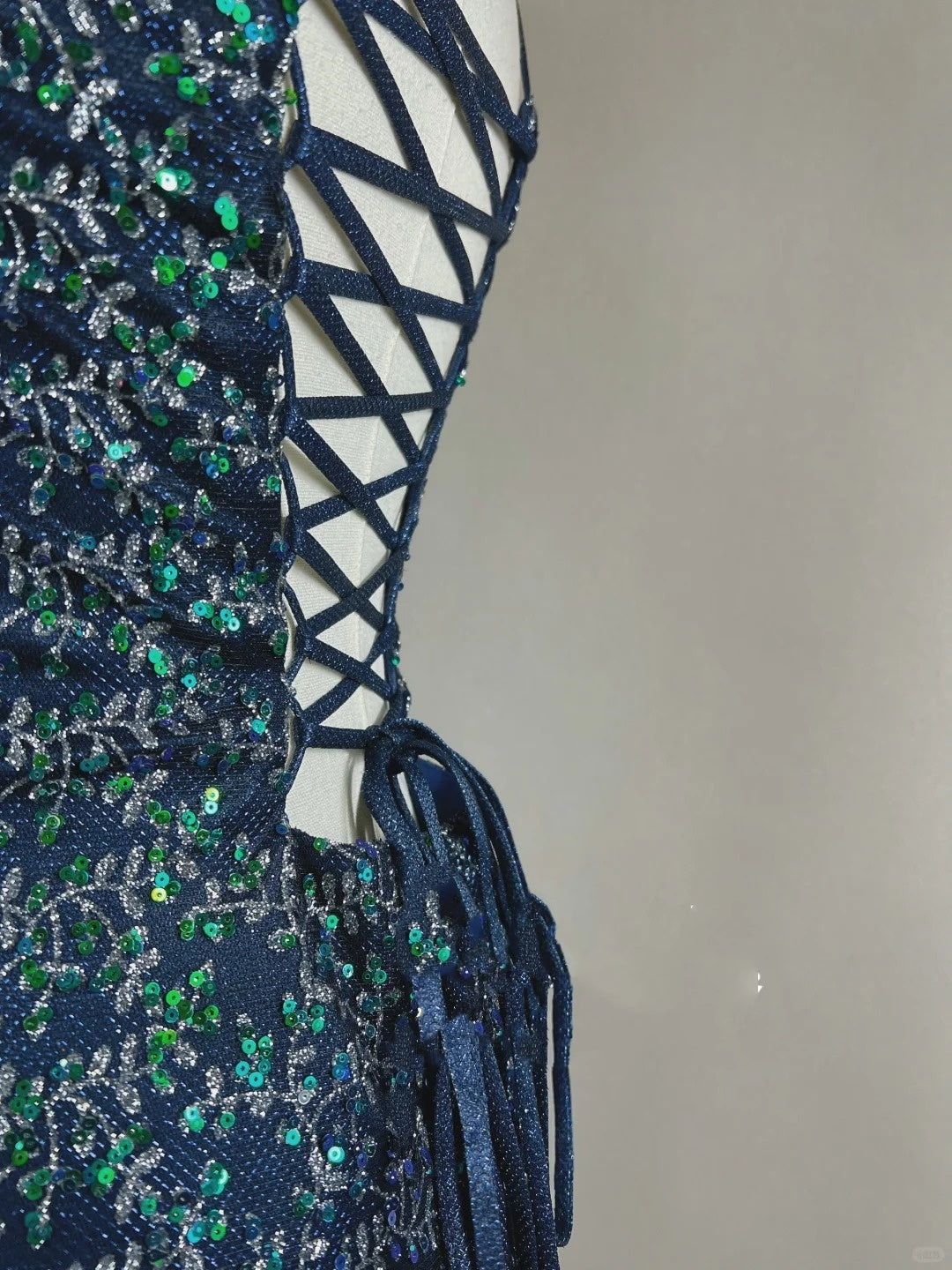 Blaues, florales, perlenbesetztes, kurzes Satin-Heimkehrkleid, Geburtstagskleid, NV4489