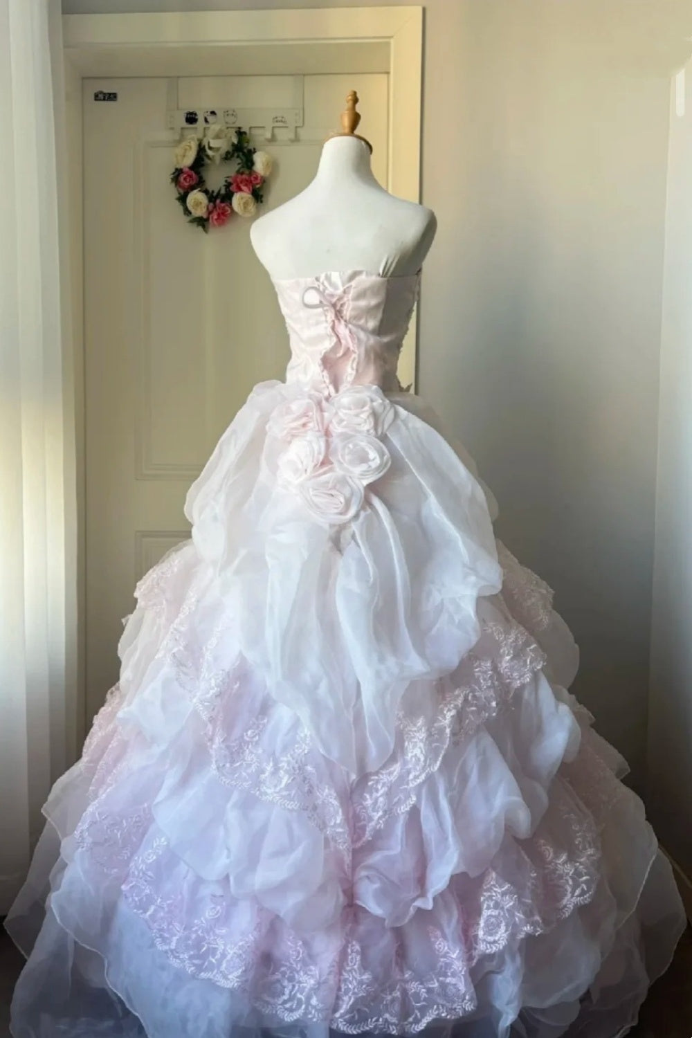 NiceVestidos – Romantischer Märchenstil: Rosa – Weißer Organza-Schleife mit Farbverlauf – Verziertes, trägerloses, bodenlanges Zeremoniekleid NV5814