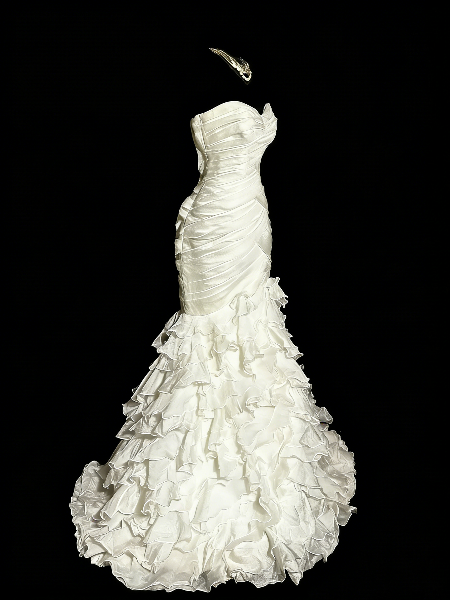 Weißes, trägerloses Meerjungfrauenkleid: Raffung an der Taille, Rüschenlagen, Stil für standesamtliche Hochzeiten NV6398