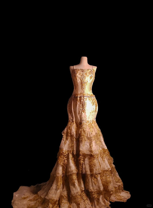 Goldenes wunderschönes exquisites Spitzen-Spaghettiträger-langes Tüll-Bodenlang-Schleppe-Ballkleid-Abendkleid-Abschlussballkleid nv3901