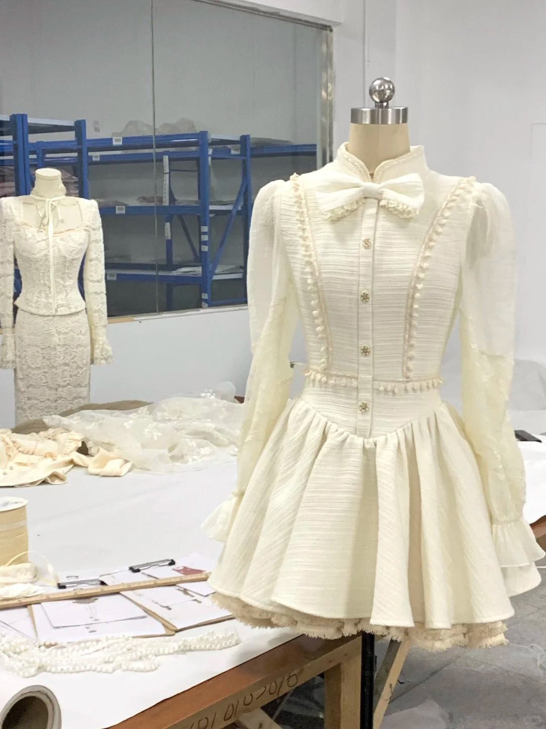 Elfenbeinweiß Süßes kurzes durchsichtiges Spitzenkleid mit langen Ärmeln, Heimkehrkleid, Ballkleid, Geburtstagskleid, nv4523