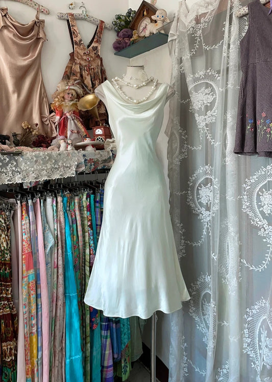 NiceVestidos – Kurzes weißes Satin-Heimkehrkleid für Mädchen im Retro-Outfit NV5661