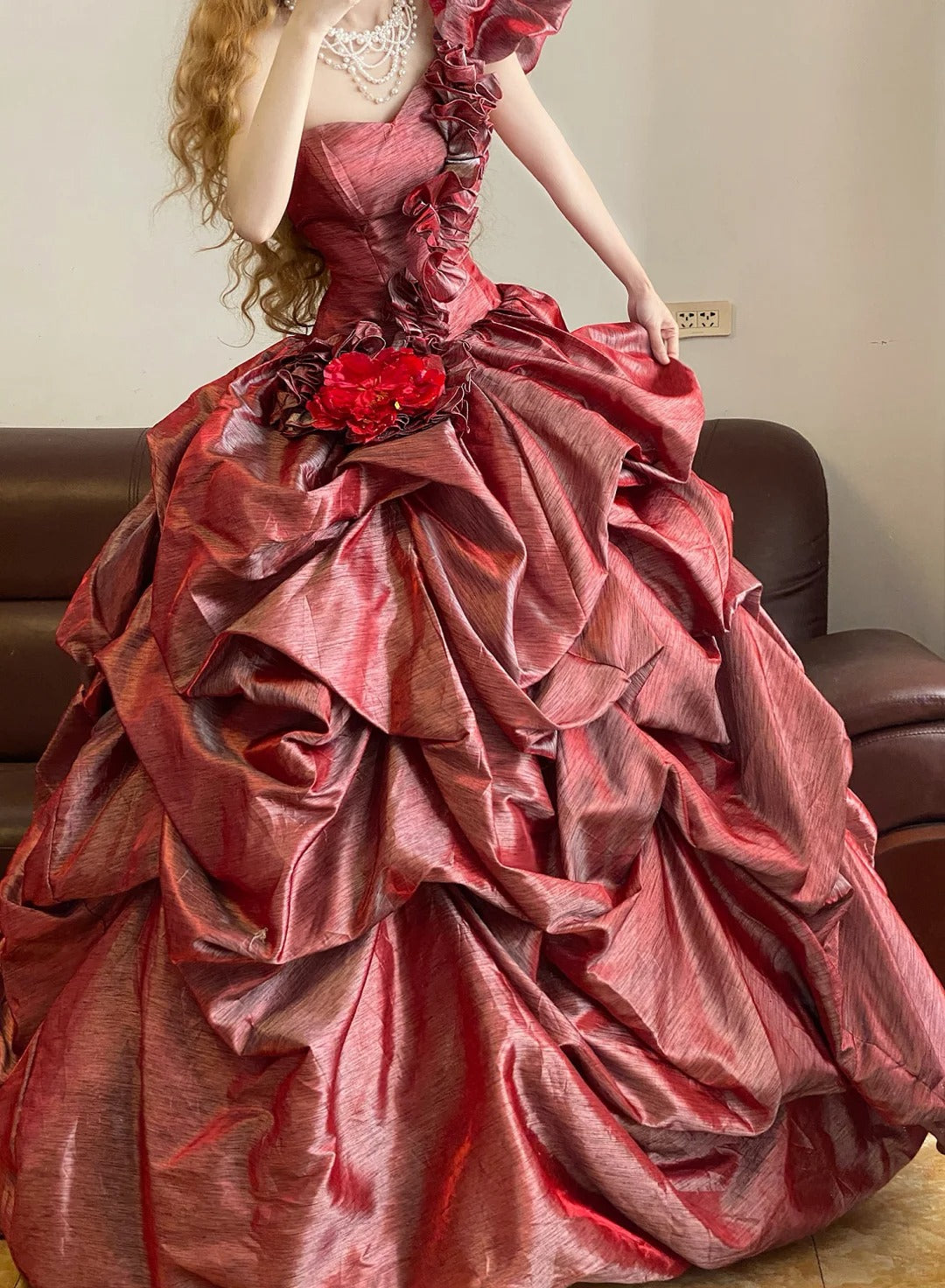 Rotes, florales, plissiertes, modisches, langes Prinzessinnen-Ballkleid aus Satin, NV5045
