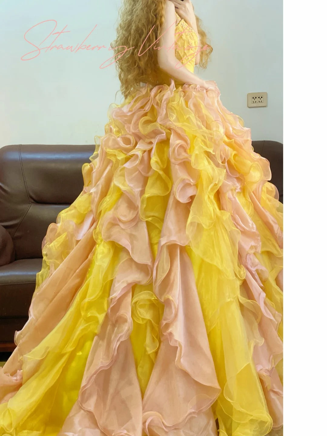 Langes Ballkleid aus Tüll mit gelbem Perlenverzierung und Farbverlauf im Prinzessinnenstil. nv5079