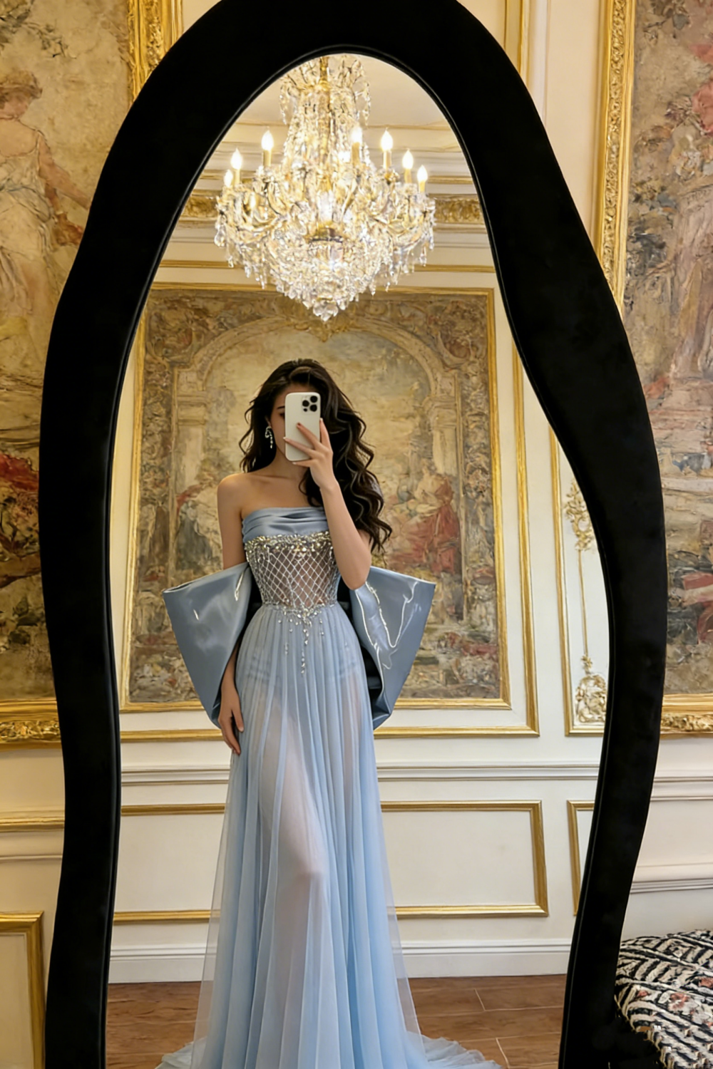 Hellblaues, trägerloses Kristallkleid – 3D-Schulterpartie, drapierte Schleppe, Abend-/Roter-Teppich-/Date-Maxikleid NV6817