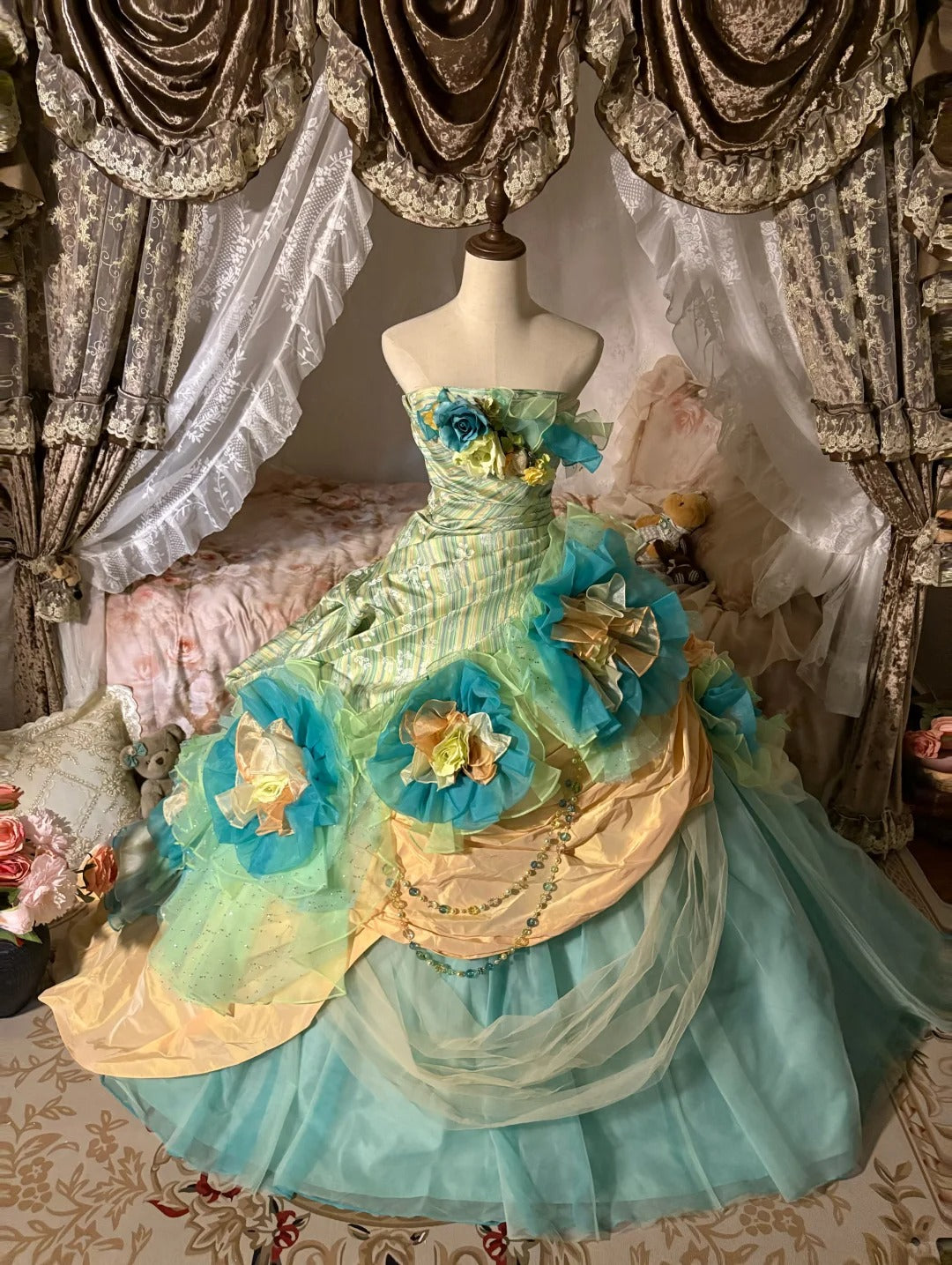 Blaues bodenlanges Ballkleid aus floralem Tüll nv5171