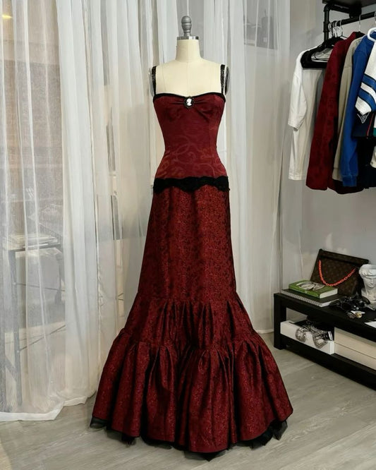 NiceVestidos-Burgundy Jacquard Black Lace-Paneled Sleeveless Floor-Length Vintage Court Gown NV6200