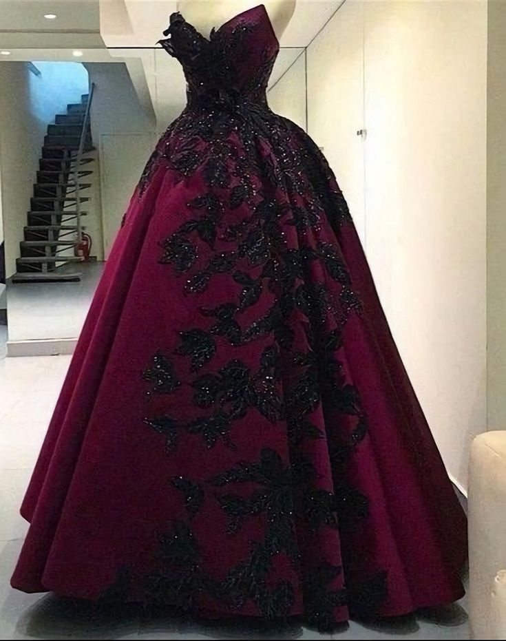 Burgunderrotes, wunderschönes, exquisites, langes Ballkleid aus Satin mit Blumenapplikationen, nv3369