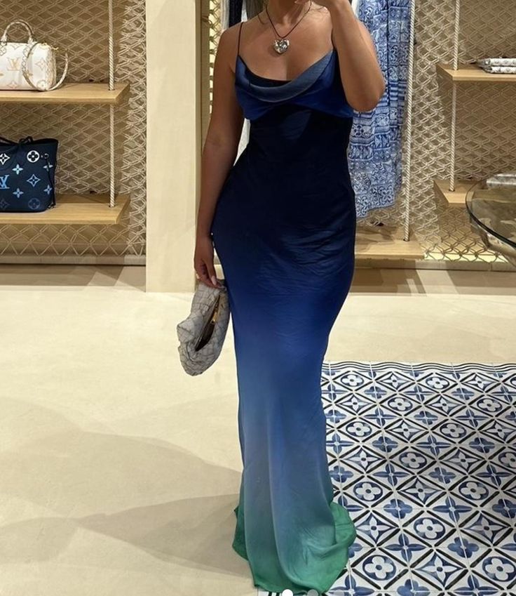 Blaues, schlichtes, elegantes Abendkleid mit langem Rock und Farbverlauf, nv2712