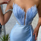 Robe de soirée sirène bleu clair à épaules dénudées et col en V avec fente et plumes nv2203