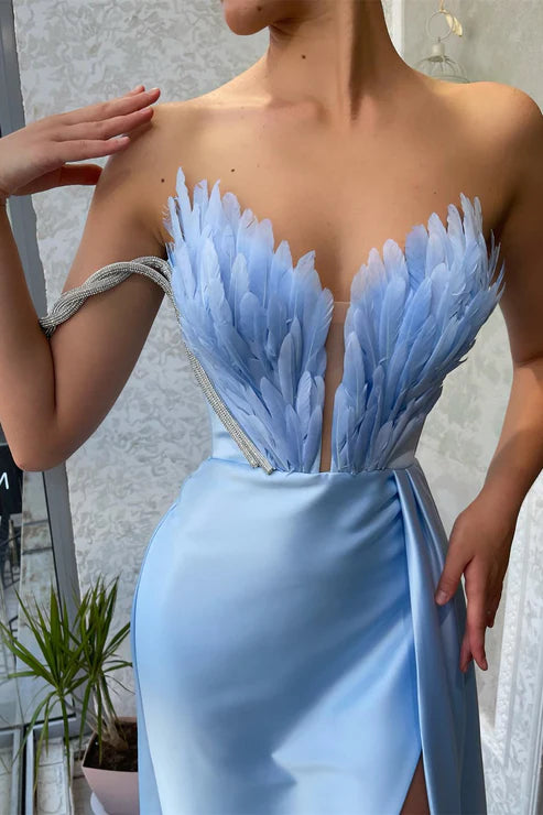 Robe de soirée sirène bleu clair à épaules dénudées et col en V avec fente et plumes nv2203