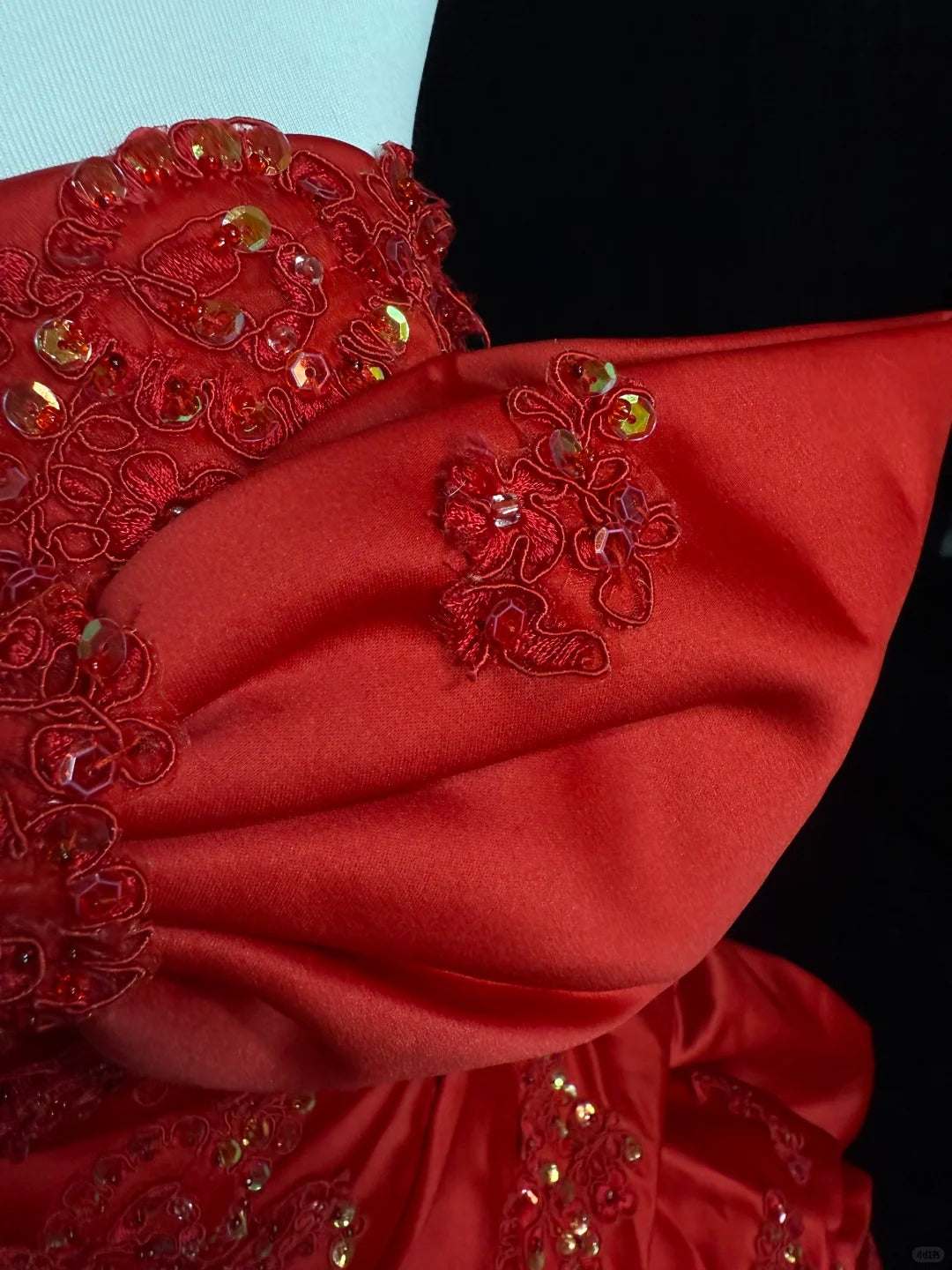 Rot-goldenes, exquisites, perlenbesetztes Satin-Ballkleid im Vintage-Stil, bodenlang, NV5148