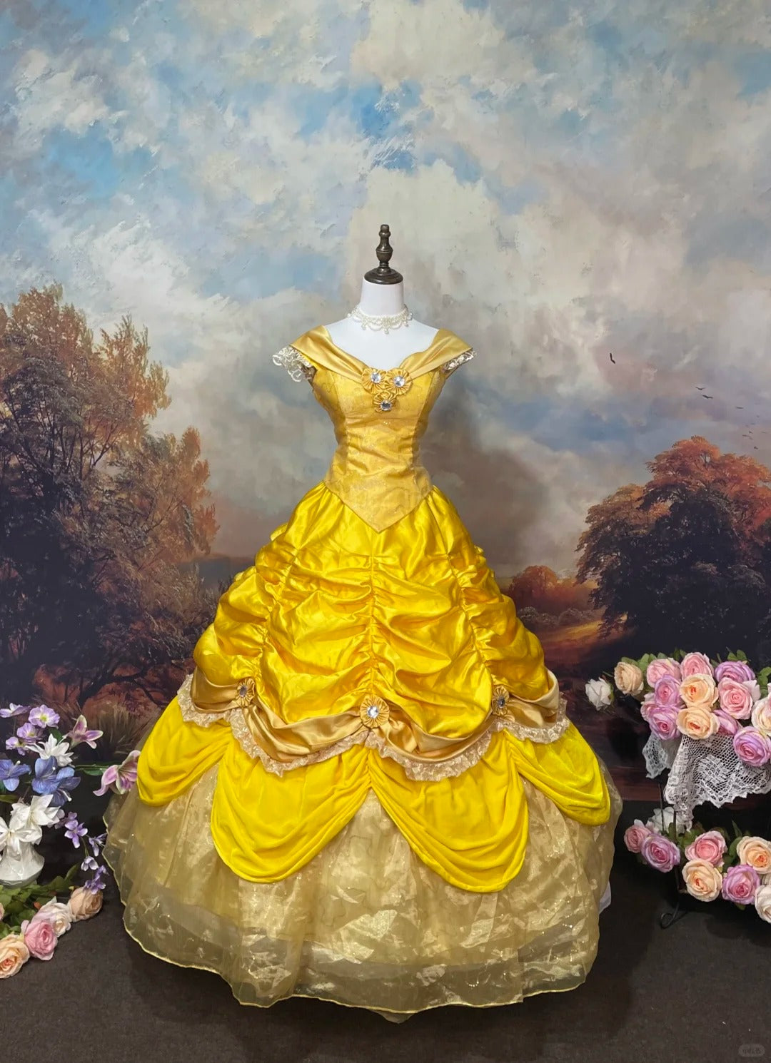 Gelbes, glänzendes, exquisites, bodenlanges, mit Strasssteinen besetztes Satin-Tüll-Ballkleid im Retro-Stil, NV5158