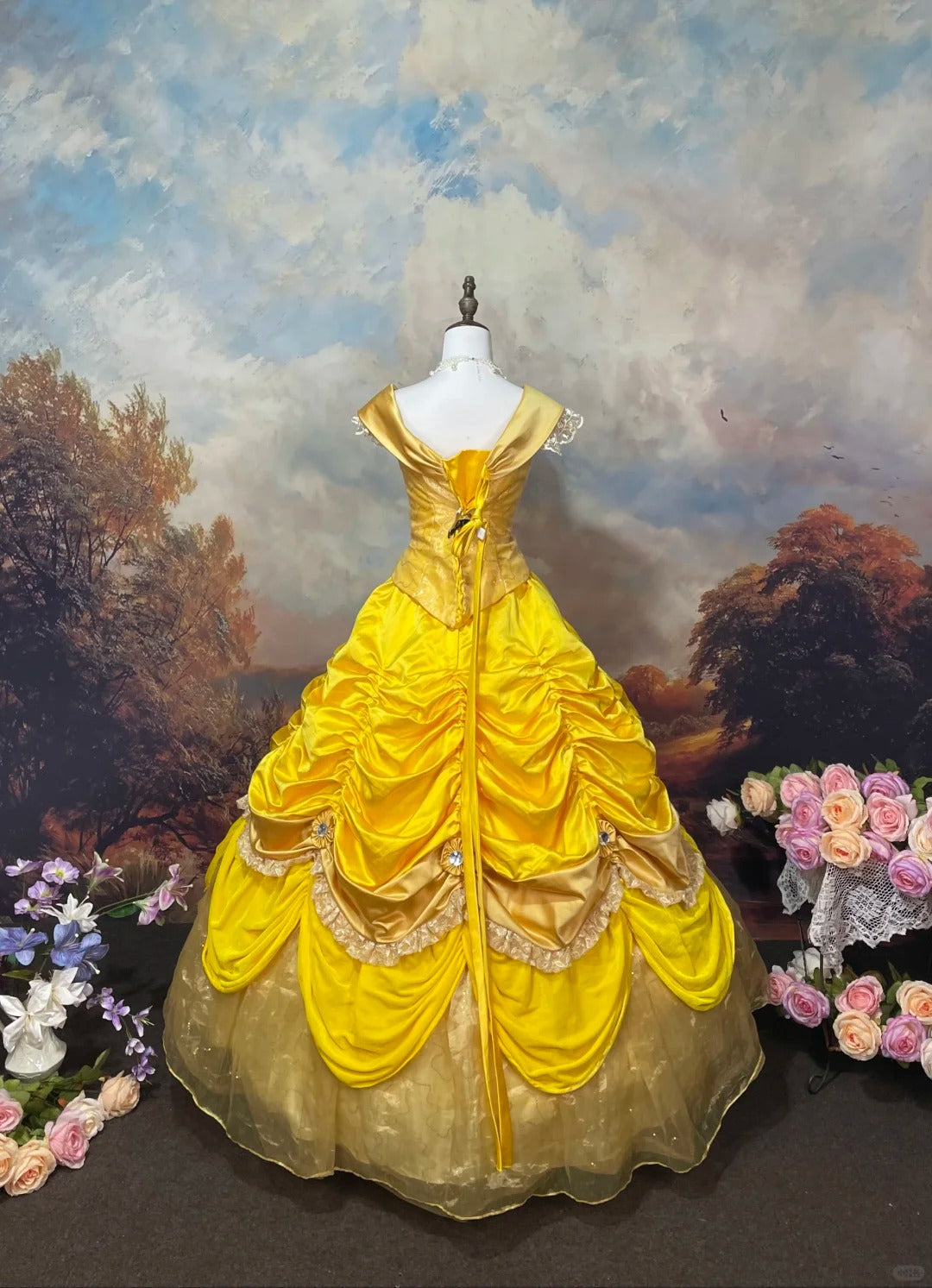 Gelbes, glänzendes, exquisites, bodenlanges, mit Strasssteinen besetztes Satin-Tüll-Ballkleid im Retro-Stil, NV5158