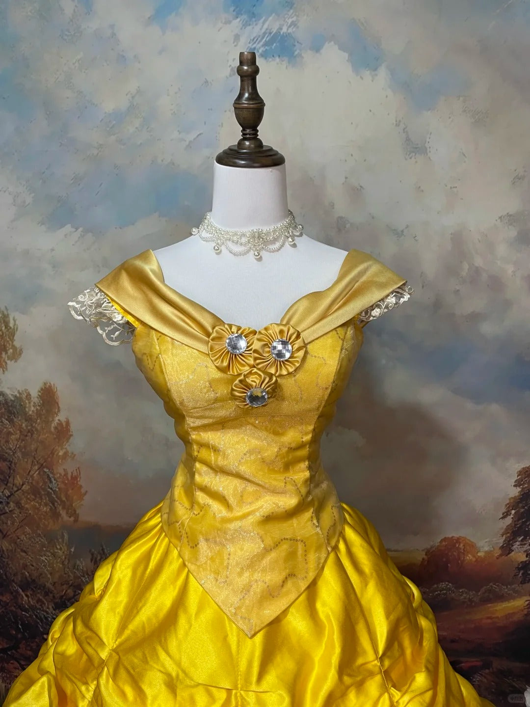 Gelbes, glänzendes, exquisites, bodenlanges, mit Strasssteinen besetztes Satin-Tüll-Ballkleid im Retro-Stil, NV5158