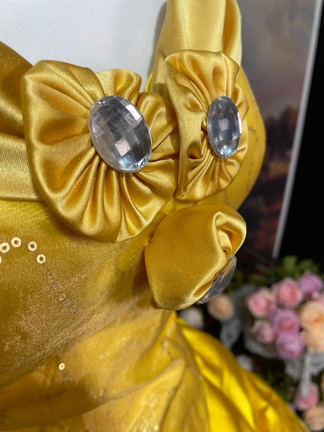 Gelbes, glänzendes, exquisites, bodenlanges, mit Strasssteinen besetztes Satin-Tüll-Ballkleid im Retro-Stil, NV5158