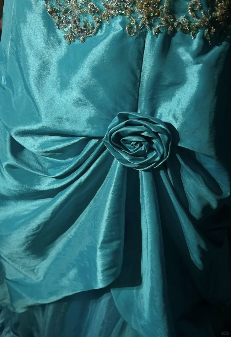 Blaues A-Linien-Ballkleid mit herzförmigem Ausschnitt, Spaghettiträgern, Satin und Perlenbesatz, nv3762