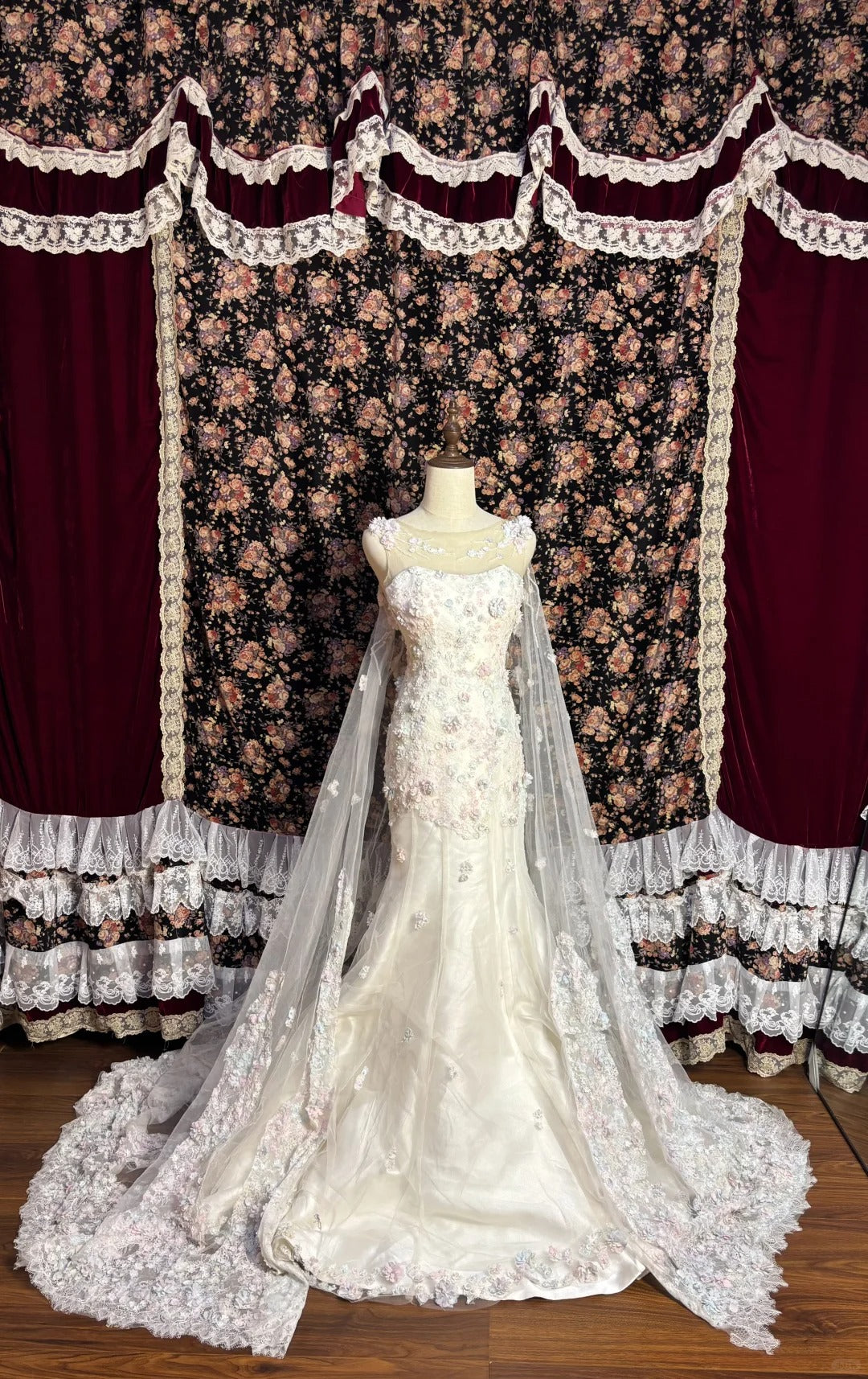 White Gorgeous Delicate Floral Appliqué Long Tulle Floor Length Train Ball Gown Evening Dress Wedding Dress nv4016