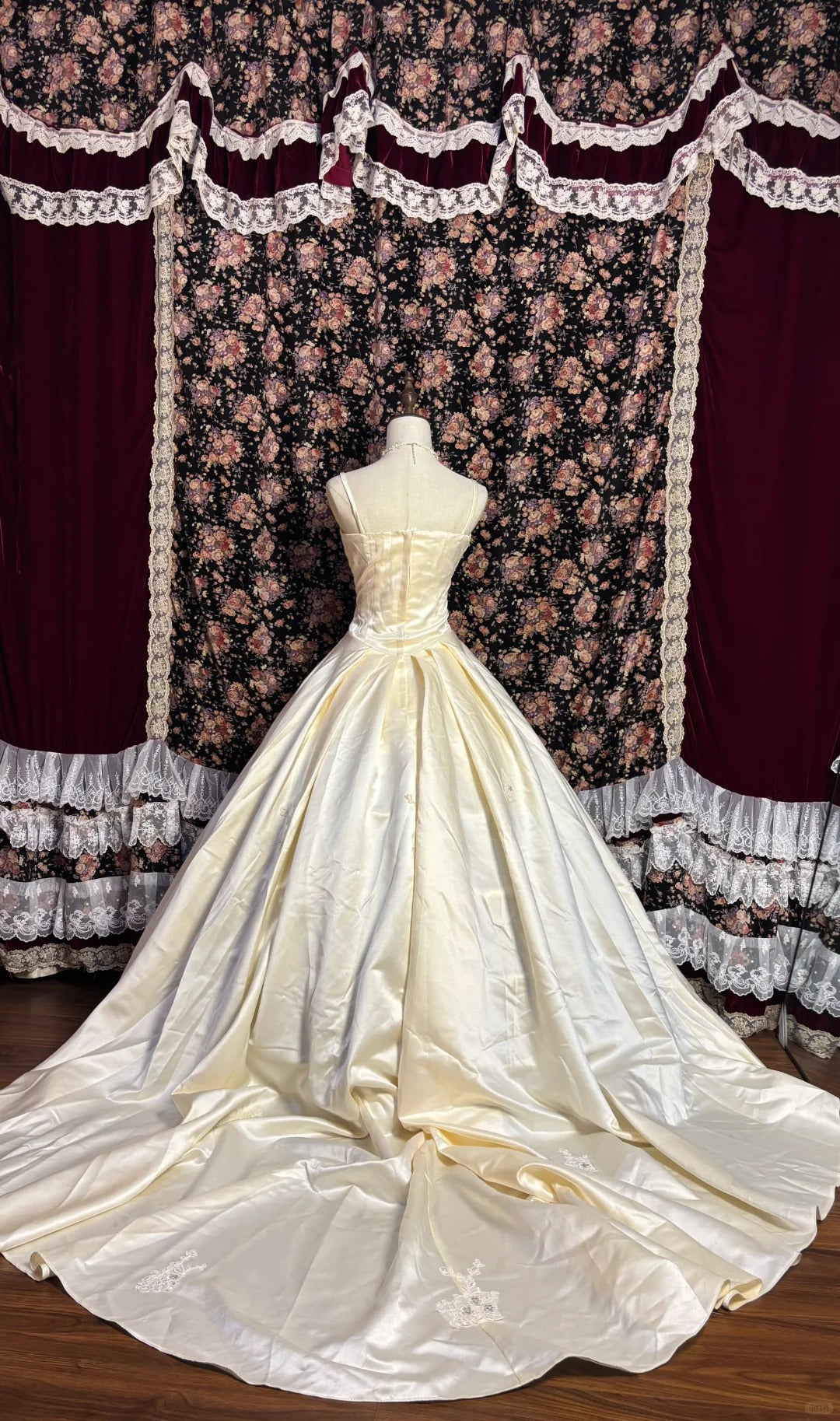 Cream Yellow Gorgeous Exquisite Lace Spaghetti Straps Long Satin Floor Length Train Princess Ball Gown Evening Dress nv4018