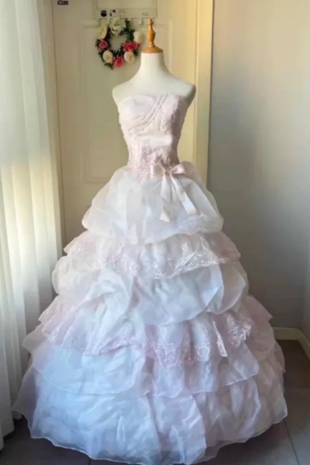 NiceVestidos – Romantischer Märchenstil: Rosa – Weißer Organza-Schleife mit Farbverlauf – Verziertes, trägerloses, bodenlanges Zeremoniekleid NV5814