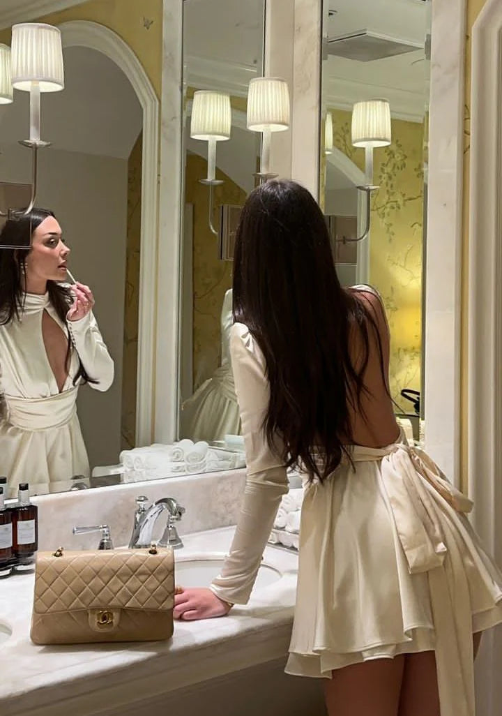 Robe de soirée courte blanche à col roulé et manches longues en satin sexy avec bretelles dos nu et bretelles ajourées nv1902