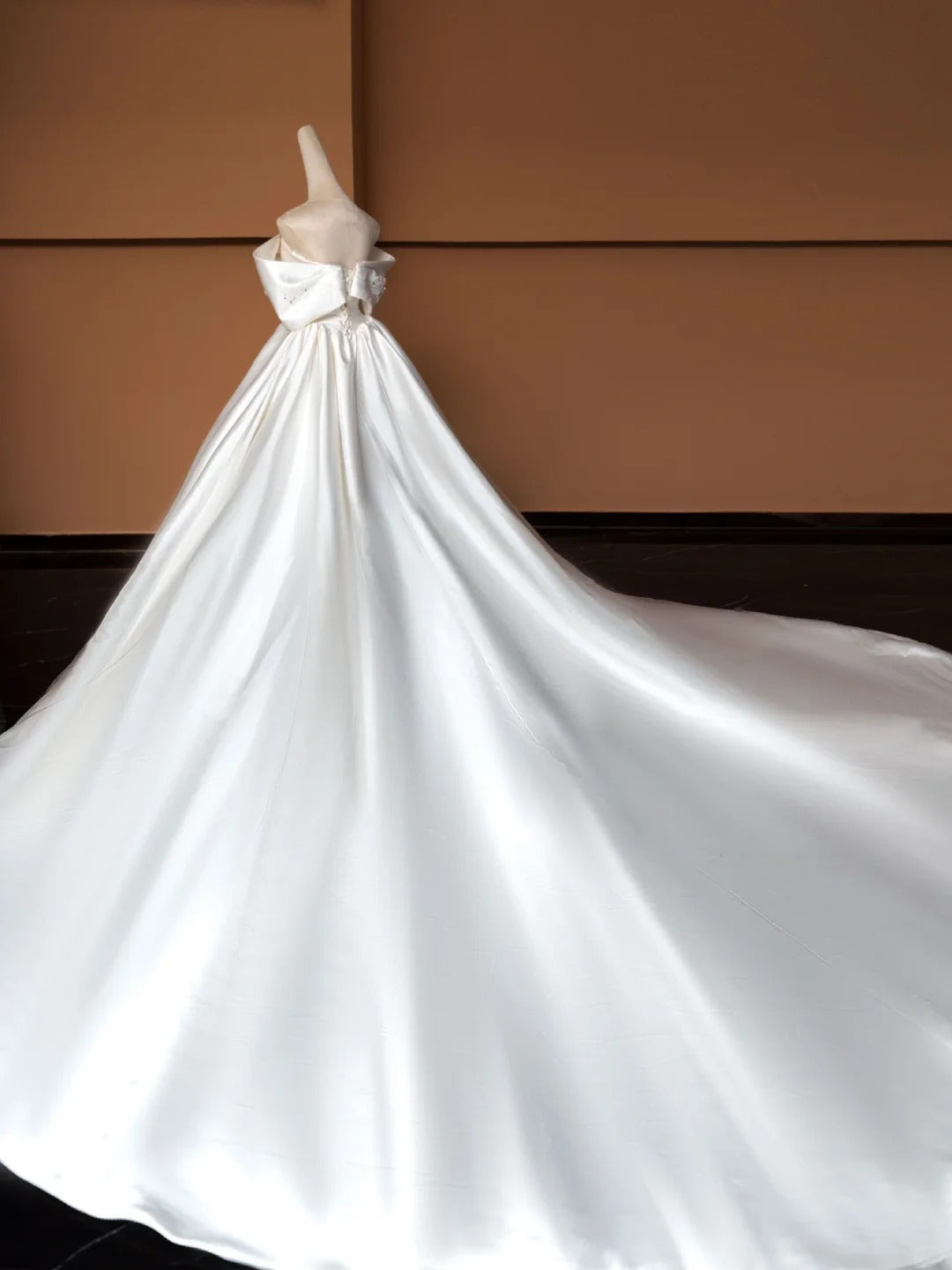 Robe de soirée longue en satin blanc à fleurs appliquées et perles, élégante et tendance, robe de bal, robe de soirée, robe de mariée, nv4747