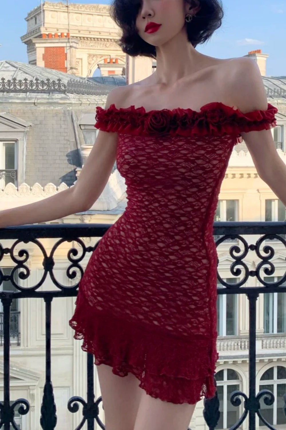 Burgunderfarbenes Minikleid aus Spitze mit Carmen-Ausschnitt: Rüschensaum, figurbetont, im angesagten französischen Retro-Stil NV6404