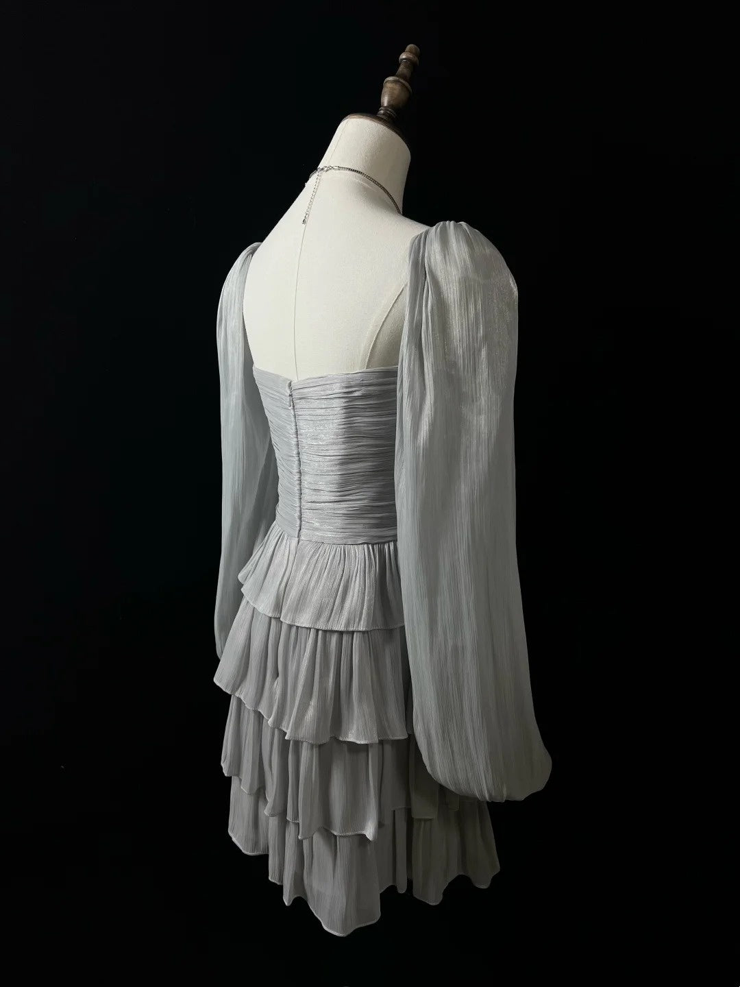 Silbernes, funkelndes, kurzes Satin-Heimkehrkleid mit Rüschen, Geburtstagskleid nv4498