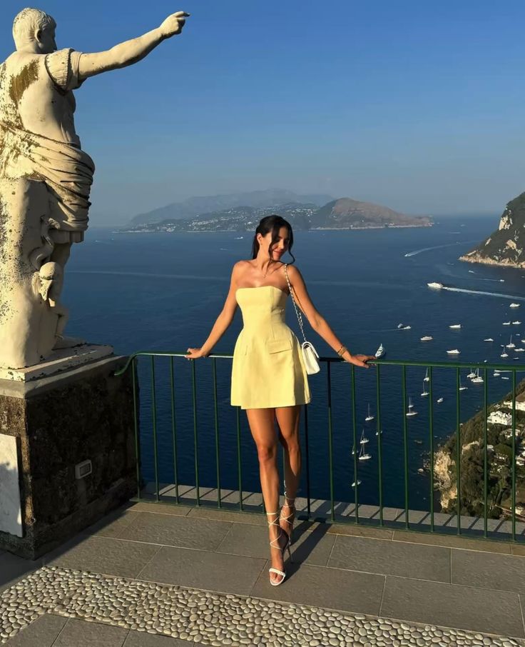 Gelbes ärmelloses A-Linien-Mini-Homecoming-Kleid aus Satin, nv2149