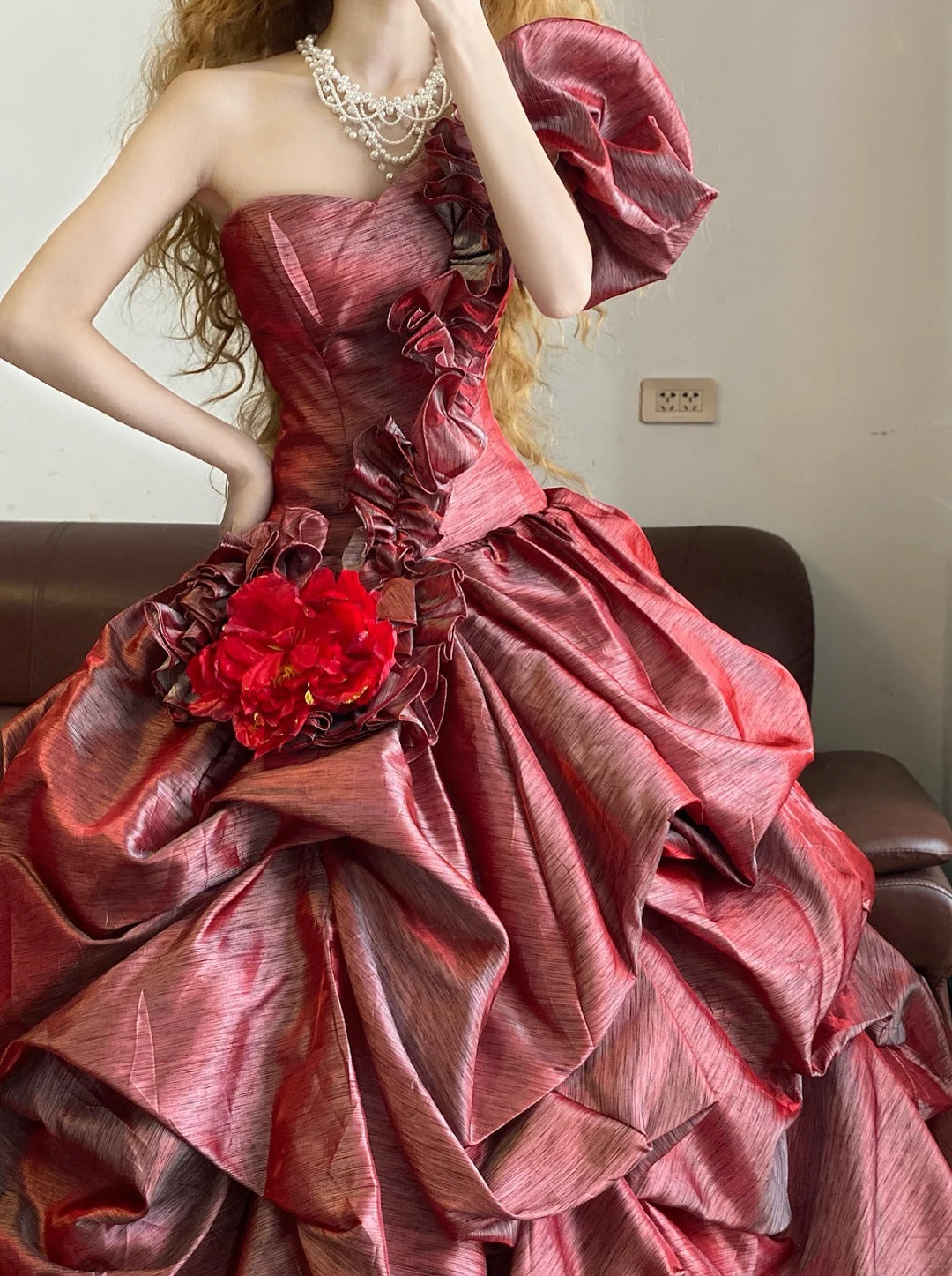 Rotes, florales, plissiertes, modisches, langes Prinzessinnen-Ballkleid aus Satin, NV5045