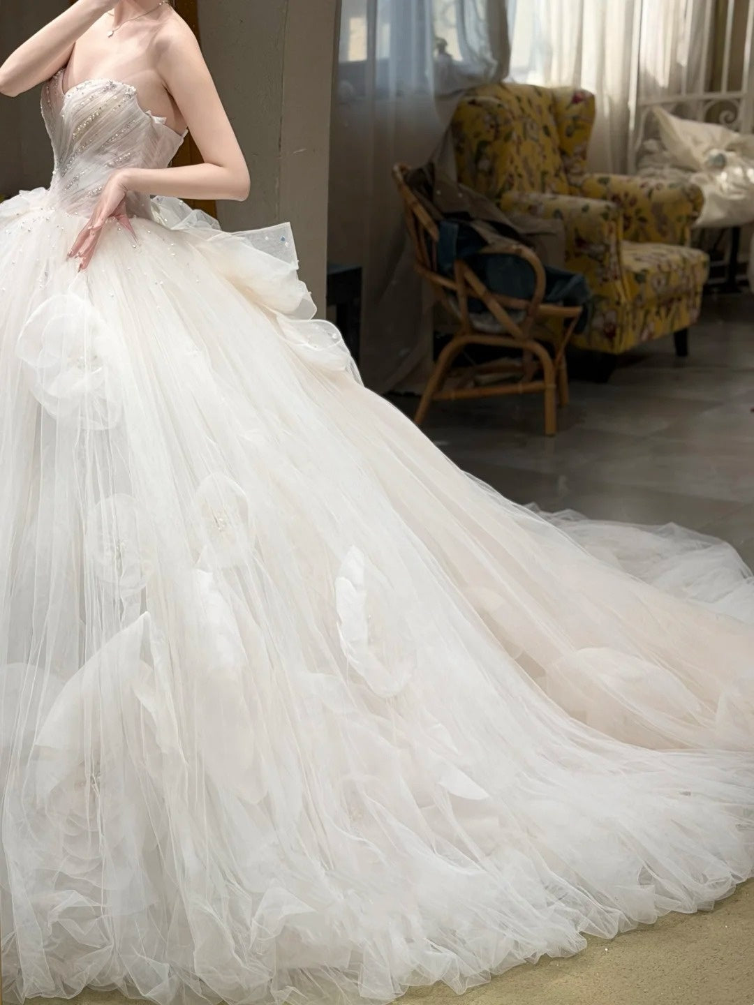 Dreamy Princess Style Strapless Sleeveless Wedding Gown | White Tulle 3D Flower Ballgown Train Maxi Dress for Wedding Bridal Engagement Luxury Dinner NV6275