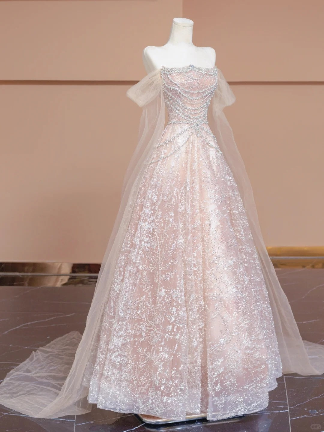 Ein luxuriöses, süßes, märchenhaftes, langes, perlenbesetztes Ballkleid aus Tüll in Kirschblütenrosa. nv5075