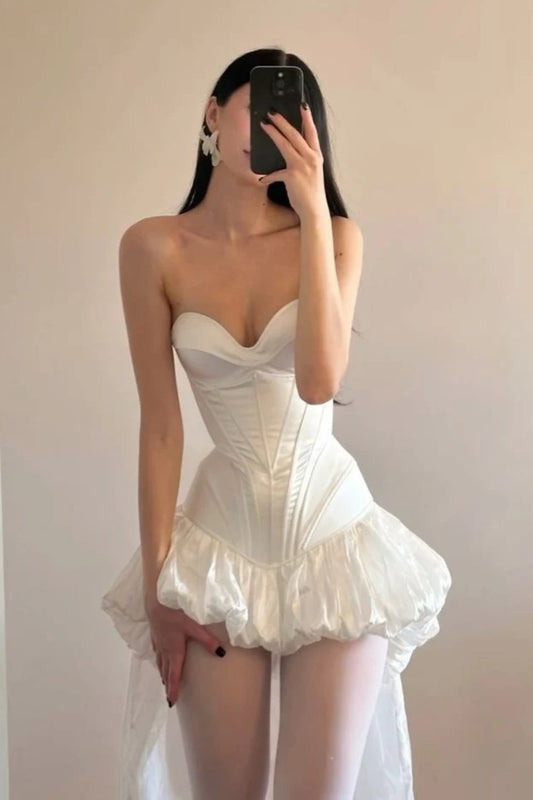 NiceVestidos – Stilvolles weißes, schulterfreies, kurzes Satin-Heimkehrkleid NV5700