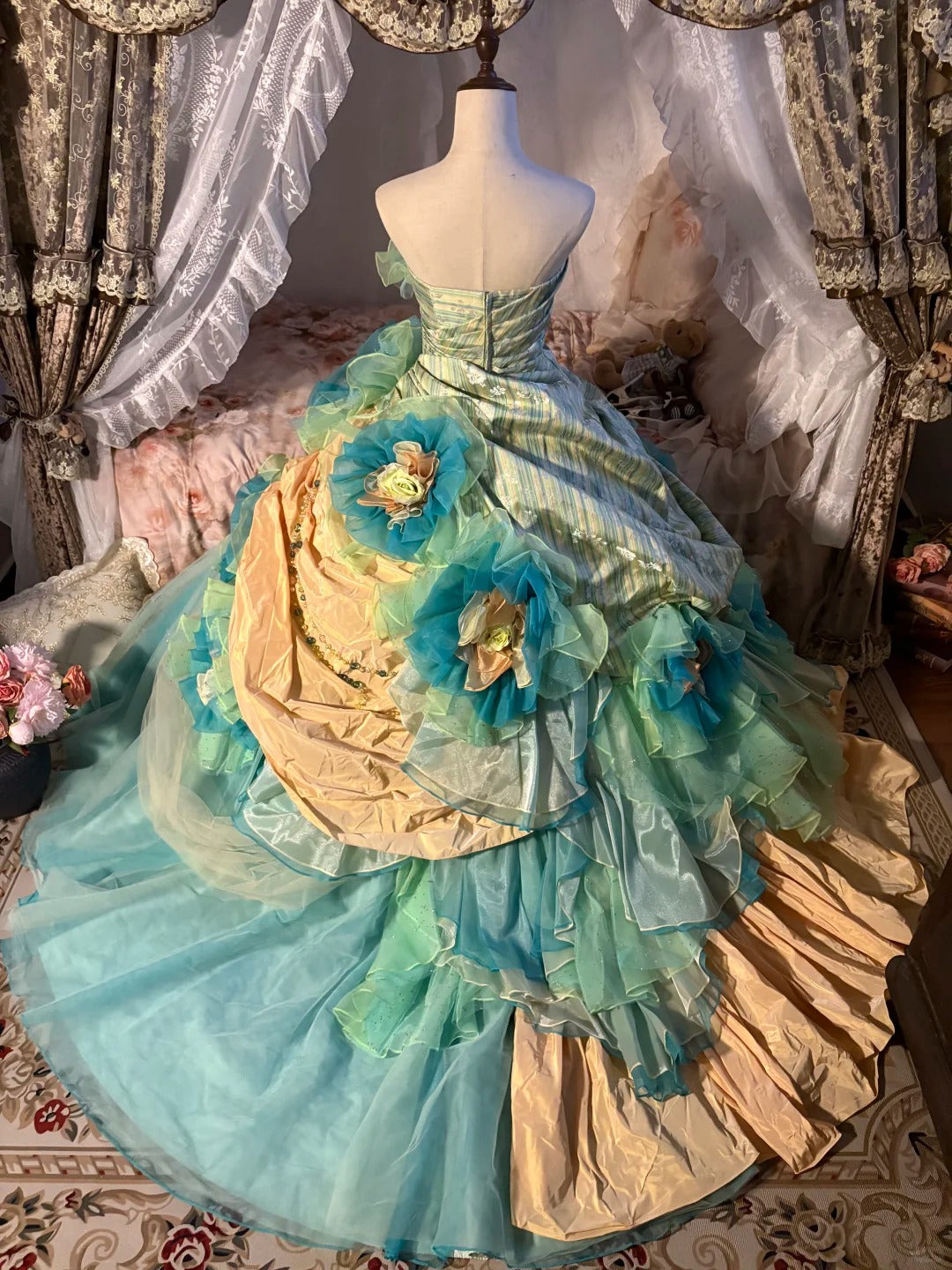 Blaues bodenlanges Ballkleid aus floralem Tüll nv5171