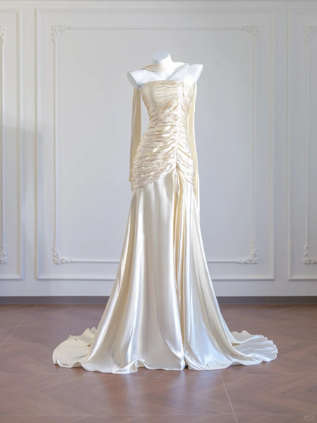 Robe de soirée longue en satin doré à la mode nv4723