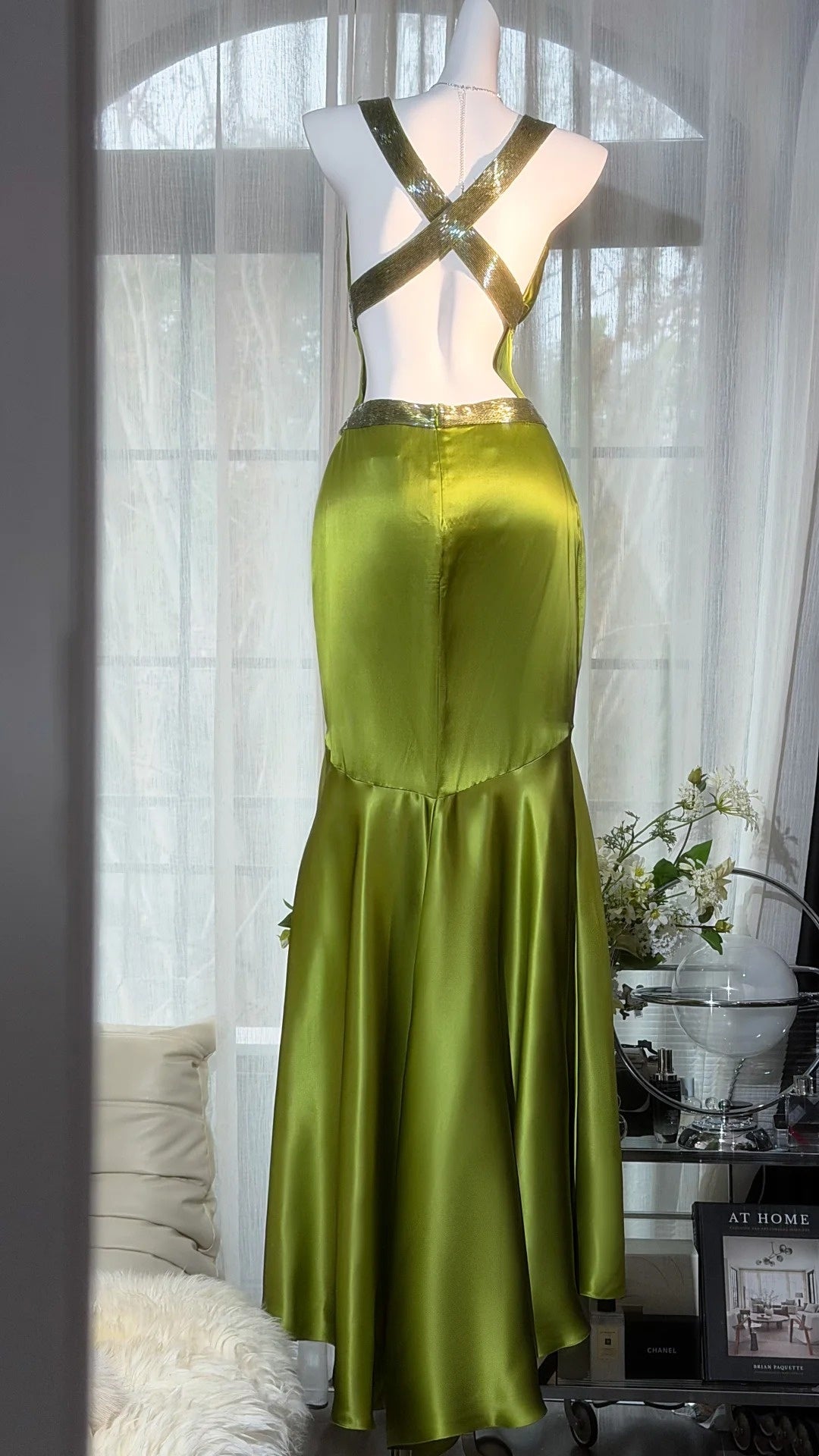 Vintage olivgrünes Meerjungfrauenkleid aus Satin mit tiefem V-Ausschnitt, Paillettenbund, gekreuztem Rückenausschnitt und elegantem Schnitt, Abendkleid für mondäne Damen NV6865