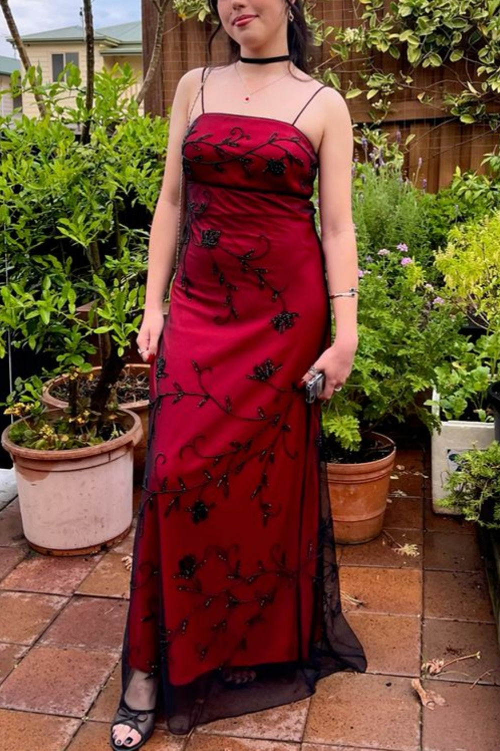 NiceVestidos – Burgunderrotes, schwarzes, geblümtes, bodenlanges Abschlusskleid mit Spaghettiträgern, NV5801