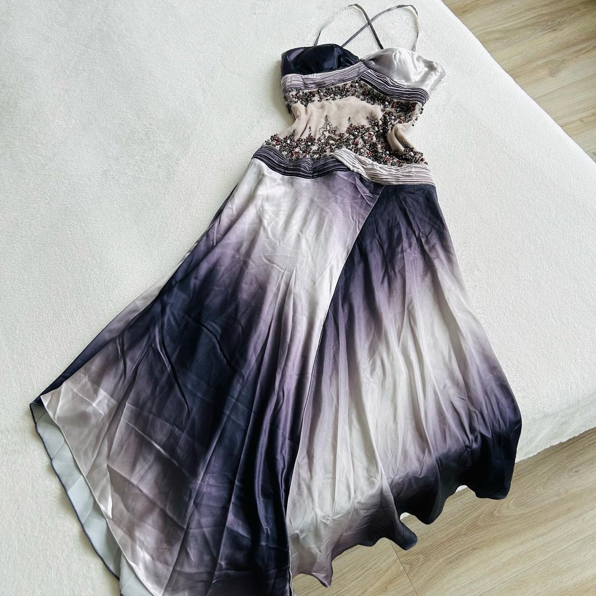 NiceVestidos - Robe longue en satin dégradé à fines bretelles | Robe de soirée de luxe ornée de perles, idéale pour les tapis rouges et les galas formels NV5901