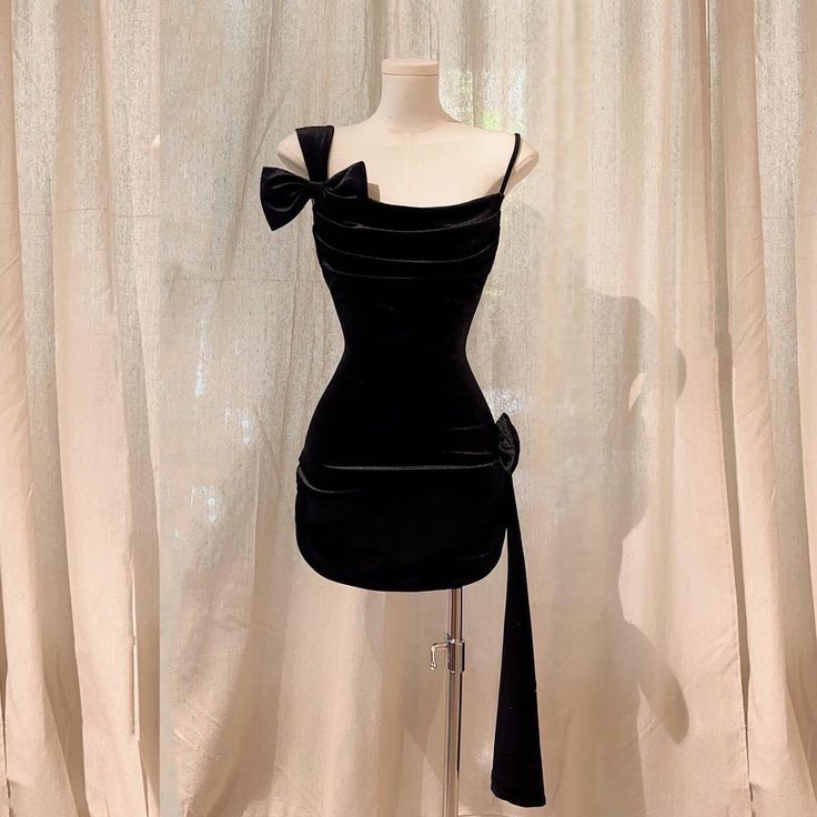 Schwarzes, modisches, kurzes Heimkehrkleid aus Samt mit Spaghettiträgern, Partykleid, nv3205