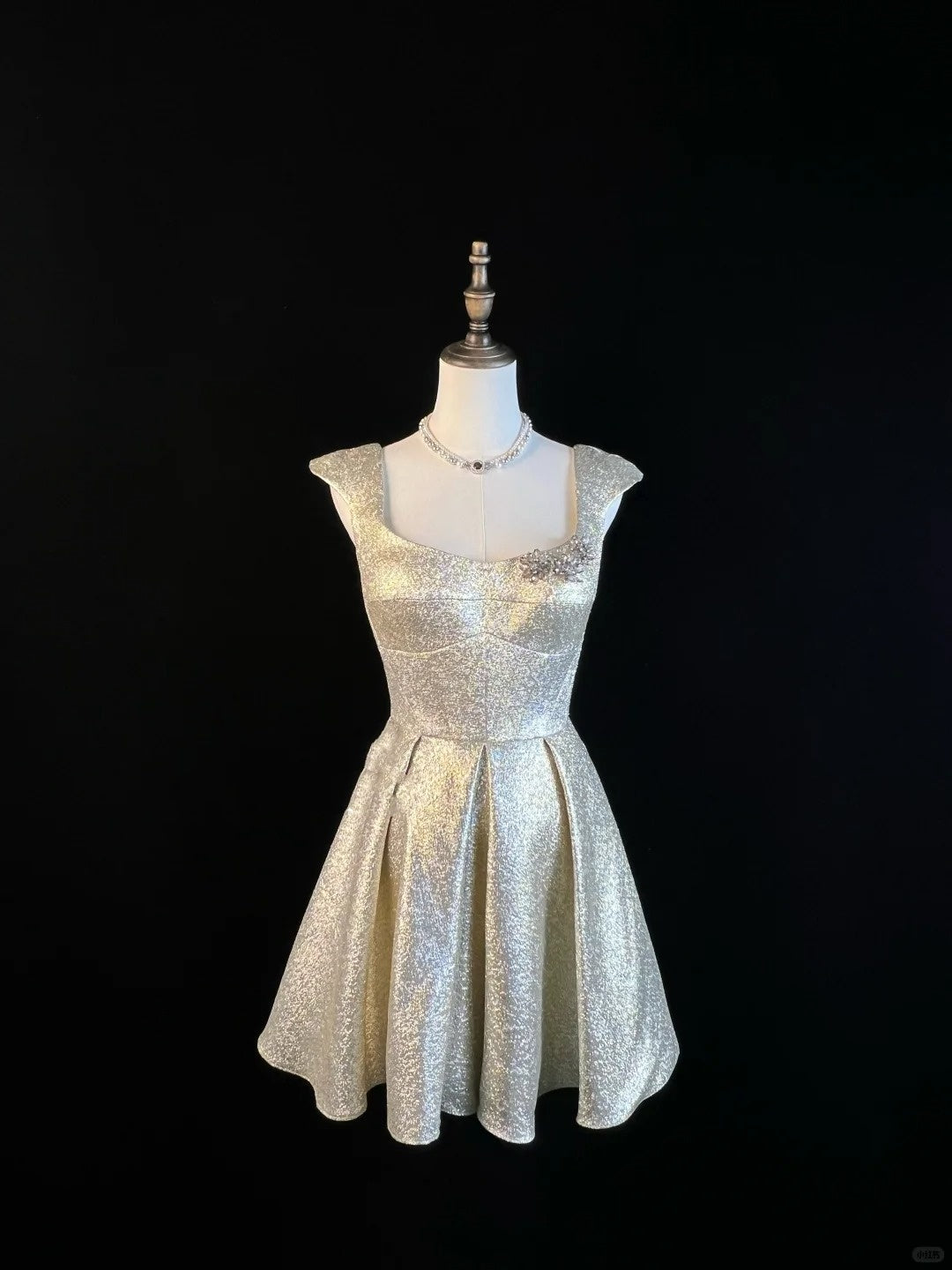 Cute gold and silver silk shiny jacquard fabric U-neck small flying sleeves crystal diamond silver gray flower short skirt homecoming dress birthday dress nv4497