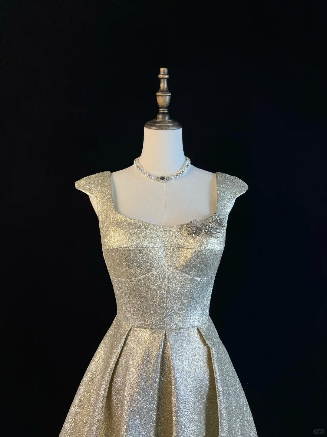Cute gold and silver silk shiny jacquard fabric U-neck small flying sleeves crystal diamond silver gray flower short skirt homecoming dress birthday dress nv4497
