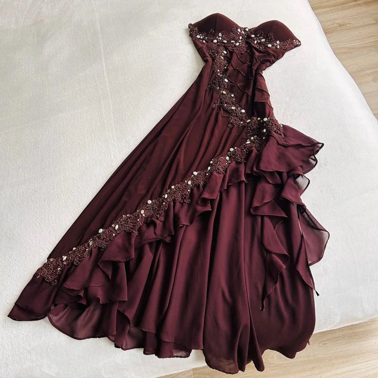 Robe de soirée élégante et raffinée, style rétro, en tulle rouge bordeaux, ornée de perles et de volants, épaules dénudées - NV6380