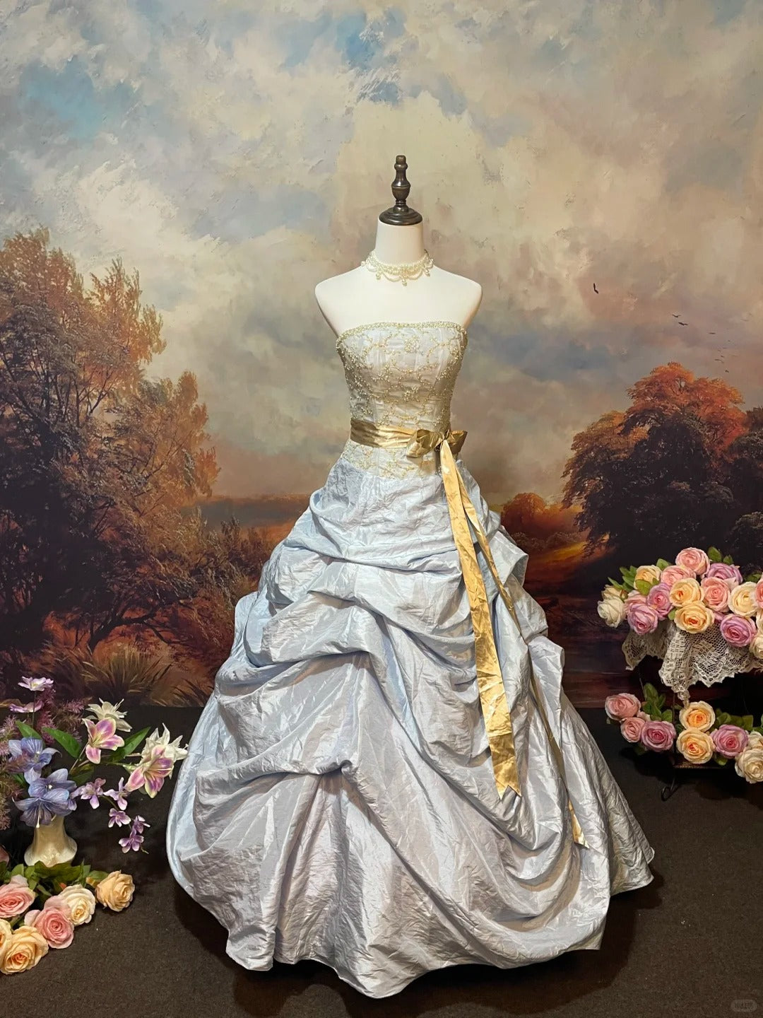 Himmelblau-graues, exquisites, perlenbesetztes Satin-Ballkleid im Vintage-Stil, bodenlang, NV5150