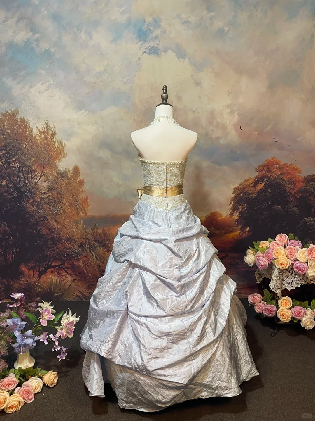 Himmelblau-graues, exquisites, perlenbesetztes Satin-Ballkleid im Vintage-Stil, bodenlang, NV5150