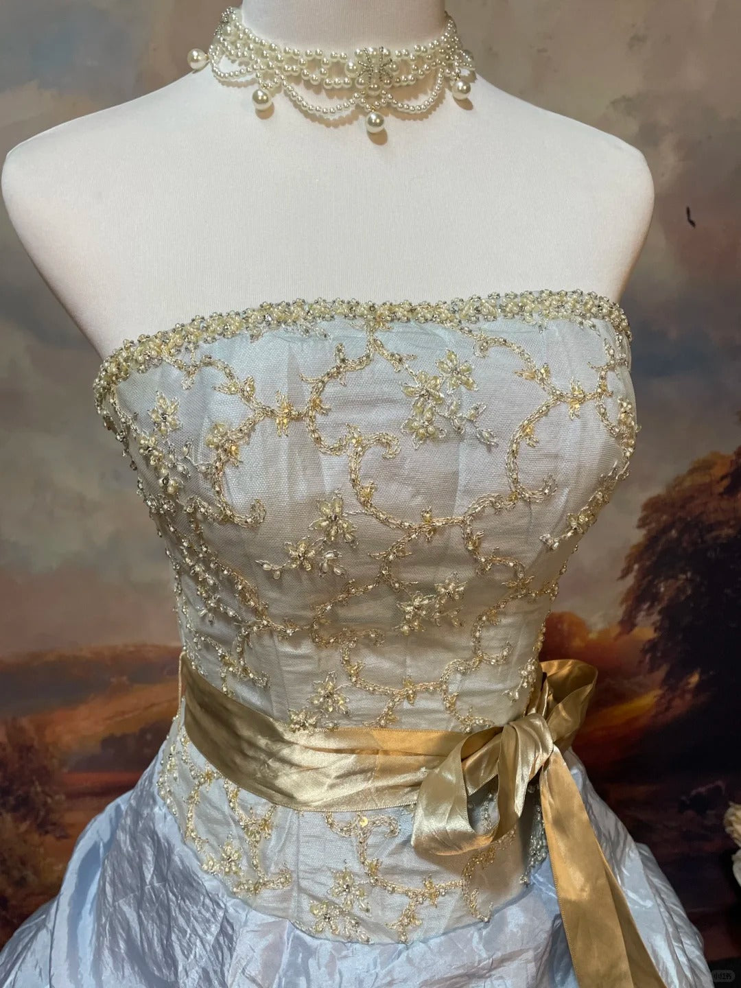 Himmelblau-graues, exquisites, perlenbesetztes Satin-Ballkleid im Vintage-Stil, bodenlang, NV5150