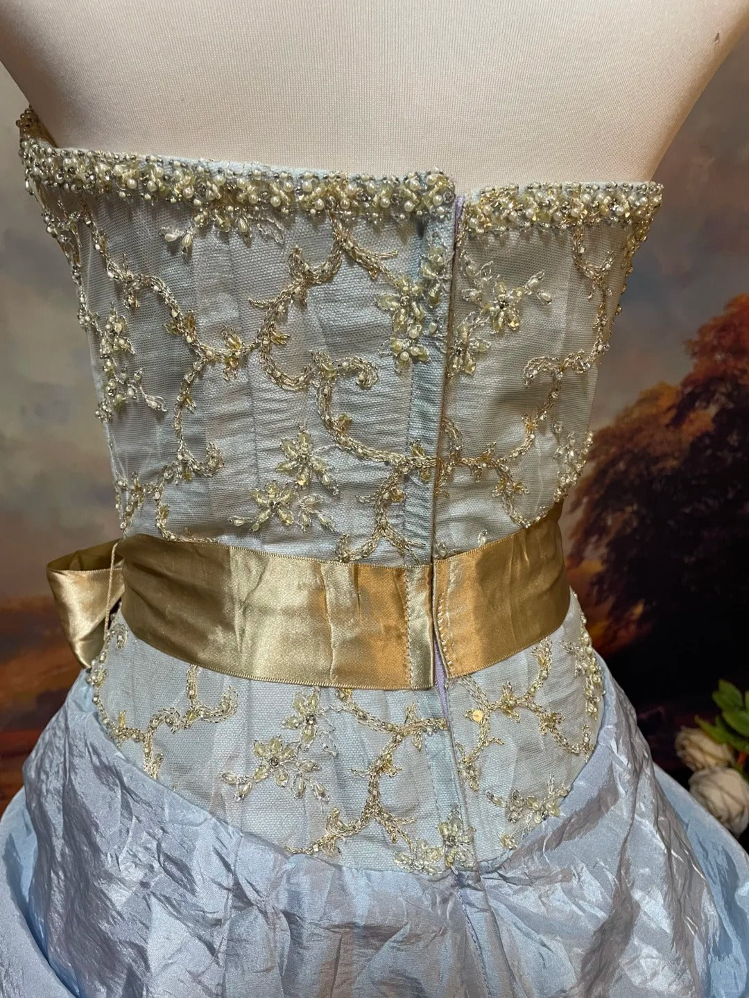 Himmelblau-graues, exquisites, perlenbesetztes Satin-Ballkleid im Vintage-Stil, bodenlang, NV5150