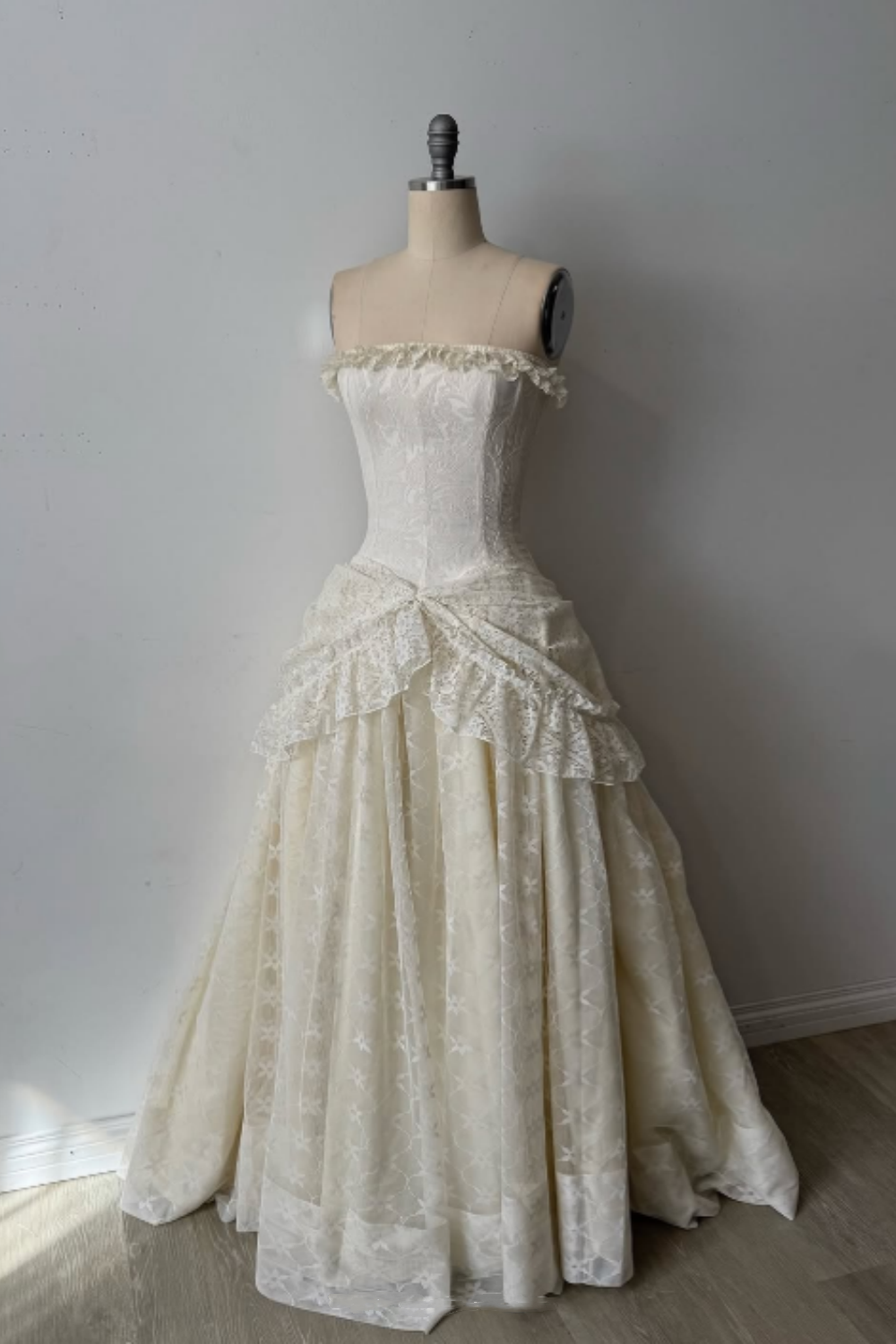 NiceVestidos--Vintage Strapless Lace High-End Wedding Dress, Court Style Corset 3D Floral Embellished Ball Gown for Retro Wedding NV5891