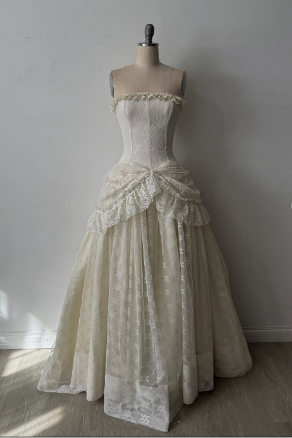 NiceVestidos--Vintage Strapless Lace High-End Wedding Dress, Court Style Corset 3D Floral Embellished Ball Gown for Retro Wedding NV5891