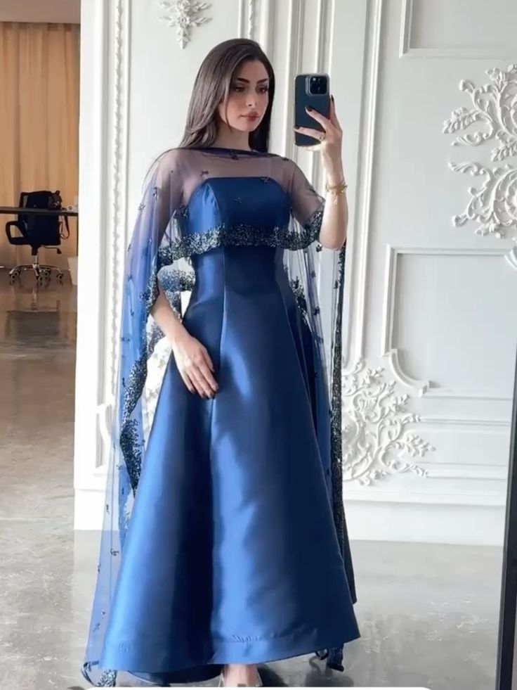 Blaues langes Abendkleid aus Satin mit Pailletten und Tüll, nv2741